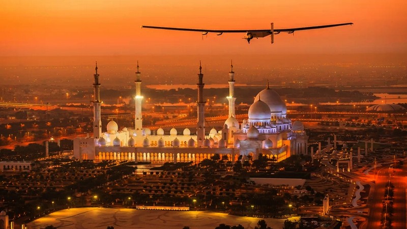 Solar Impulse 2 bay qua Đền thờ Sheikh Zayed Grand Mosque ở thủ đô Abu Dhabi, Ả Rập Xê-út (ảnh Solar Impulse).