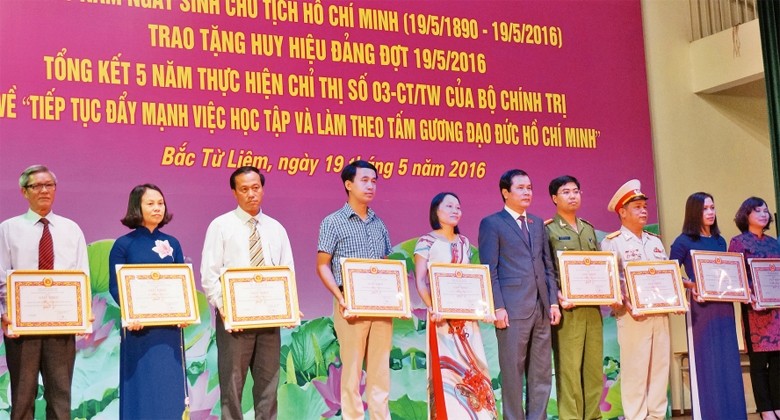 Biểu dương những tập thể, cá nhân của quận Bắc Từ Liêm có nhiều thành tích trong học tập và làm theo tấm gương đạo đức Hồ Chí Minh.