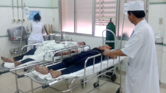 Những nạn nhân đang được cấp cứu tại Bệnh viện đa khoa tỉnh Bình Thuận. Ảnh: ĐÌNH CHÂU.