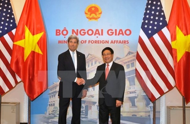 Phó Thủ tướng Phạm Bình Minh và Bộ trưởng ngoại giao Hoa Kỳ John Kerry. (Ảnh: TTXVN).