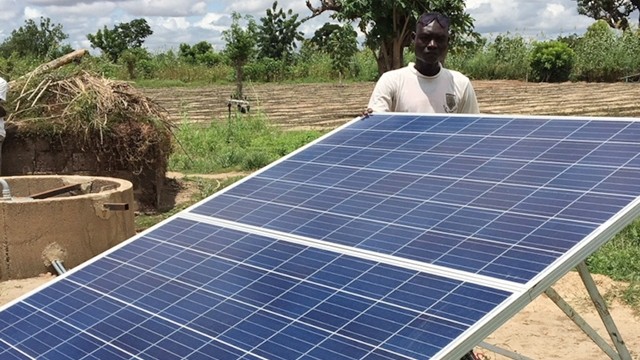 Sử dụng năng lượng tái tạo giúp tăng lượng mưa cho châu Phi. Ảnh: GLOBALGIVING