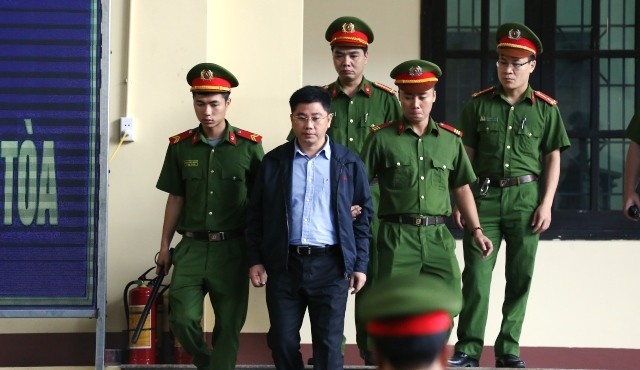Trùm đường dây đánh bạc nghìn tỷ Nguyễn Văn Dương được dẫn giải tới tòa.