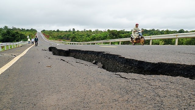 Vết nứt lớn xuất hiện sau trận mưa trên tuyến đường có chi phí 250 tỷ đồng vừa mới hoàn thành.