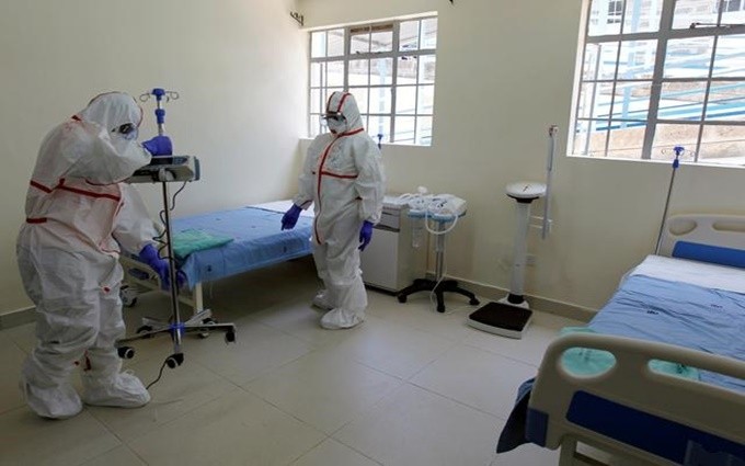 Các y tá đang chuẩn bị phòng cho người bệnh Covid-19 tại Bệnh viện Mbagathi ở Nairobi, Kenya, ngày 6-3. (Ảnh: Reuters)